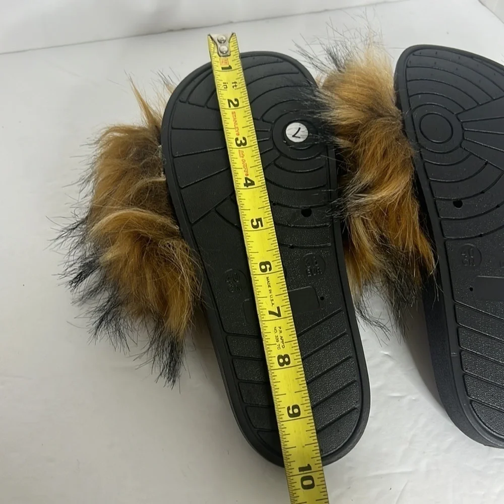 WOMANS FURRY SLIP ON SANDALS SIZE 7
